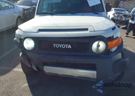 2011 Toyota Fj Cruiser z USA, uszkodzony, nr VIN JTEBU4BF7BK110195